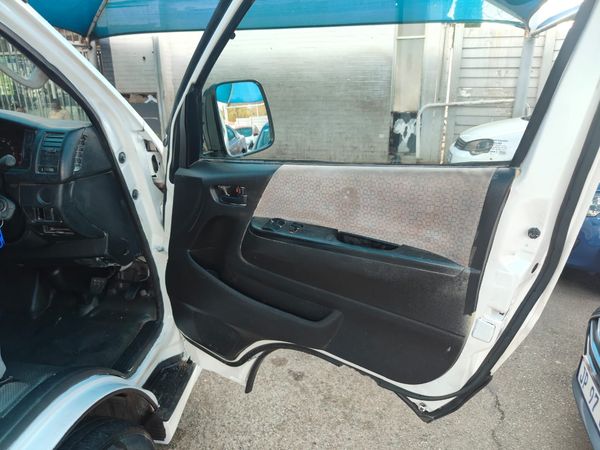 2016-Toyota-Quantum-25-D-4D-10-seat image:8