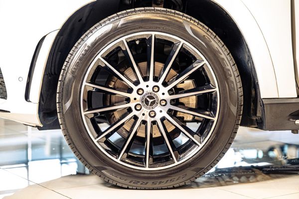 2023-Mercedes-Benz-GLE-300d-4Matic image:11