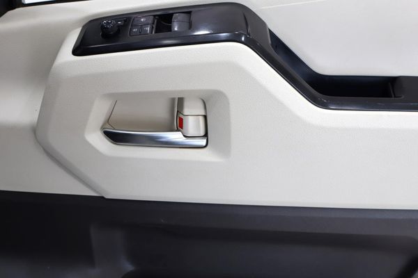 2019-Toyota-Quantum-28-GL-14-Seat image:18