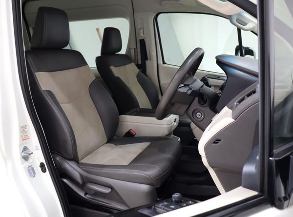 2019-Toyota-Quantum-28-GL-14-Seat image:16