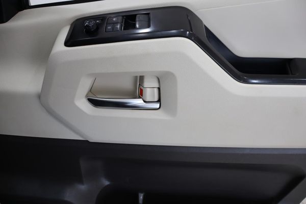 2019-Toyota-Quantum-28-GL-14-Seat image:18