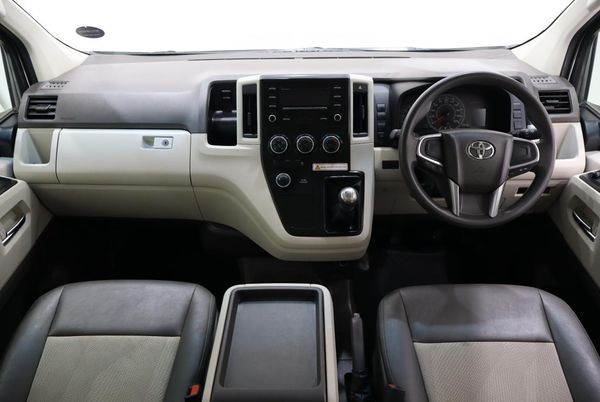 2019-Toyota-Quantum-28-GL-14-Seat image:7