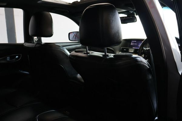 2013-Infiniti-Q70-30d-30D-S-Premium image:10