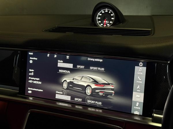 2017-Porsche-Panamera-Turbo-Auto image:24