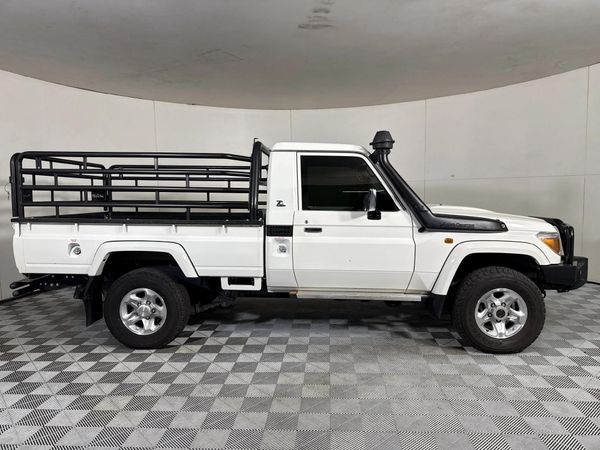 2022-Toyota-Land-Cruiser-79-45-D-70th-Edition-Single-Cab image:13
