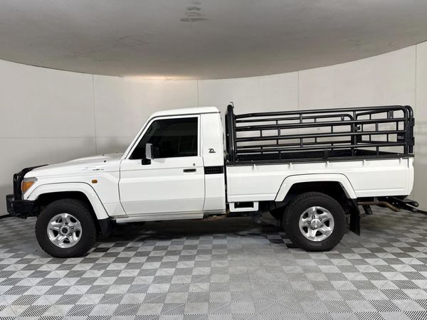 2022-Toyota-Land-Cruiser-79-45-D-70th-Edition-Single-Cab image:15