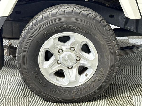2022-Toyota-Land-Cruiser-79-45-D-70th-Edition-Single-Cab image:4
