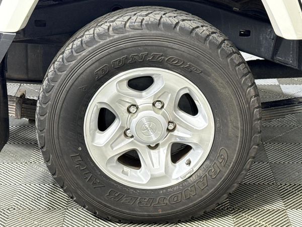 2022-Toyota-Land-Cruiser-79-45-D-70th-Edition-Single-Cab image:5