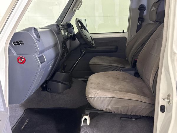 2022-Toyota-Land-Cruiser-79-45-D-70th-Edition-Single-Cab image:6
