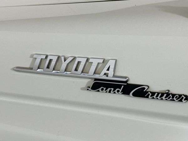 2022-Toyota-Land-Cruiser-79-45-D-70th-Edition-Single-Cab image:8