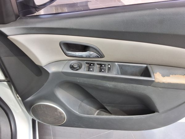 2011-Chevrolet-Cruze-20d-LT image:9