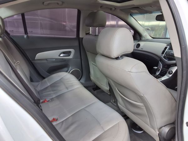 2011-Chevrolet-Cruze-20d-LT image:4