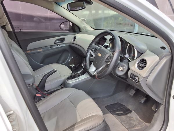 2011-Chevrolet-Cruze-20d-LT image:8