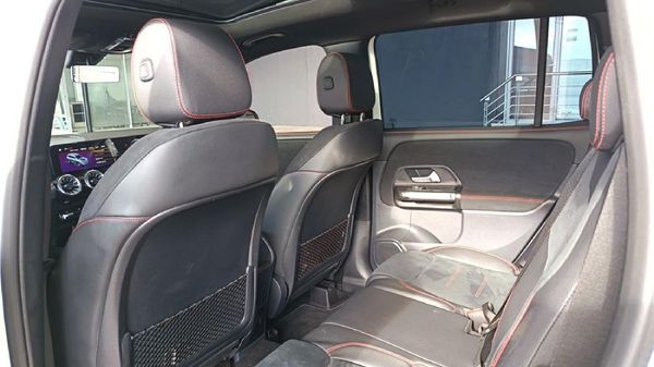 2023-Mercedes-Benz-GLB-220d-Progressive image:12
