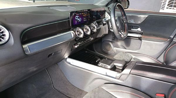 2023-Mercedes-Benz-GLB-220d-Progressive image:13