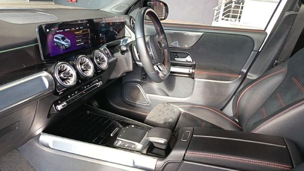 2023-Mercedes-Benz-GLB-220d-Progressive image:14