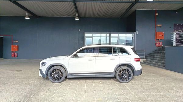 2023-Mercedes-Benz-GLB-220d-Progressive image:3