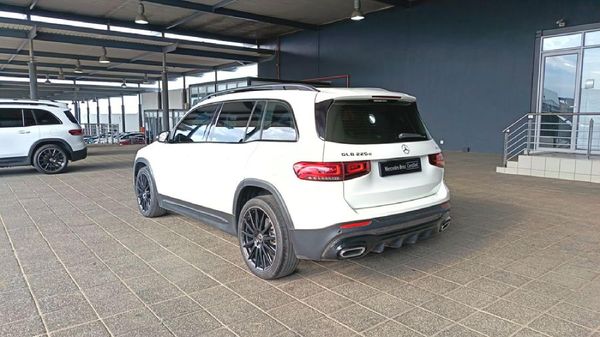 2023-Mercedes-Benz-GLB-220d-Progressive image:4