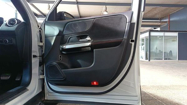 2023-Mercedes-Benz-GLB-220d-Progressive image:8