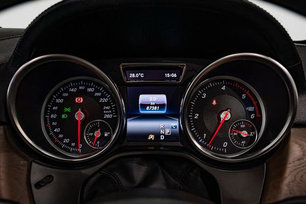2019-Mercedes-Benz-GLS-350d image:13