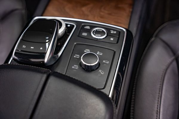 2019-Mercedes-Benz-GLS-350d image:15
