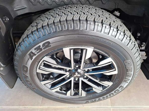 2021-Mitsubishi-Pajero-Sport-24D-4x4-Exceed-Auto image:14