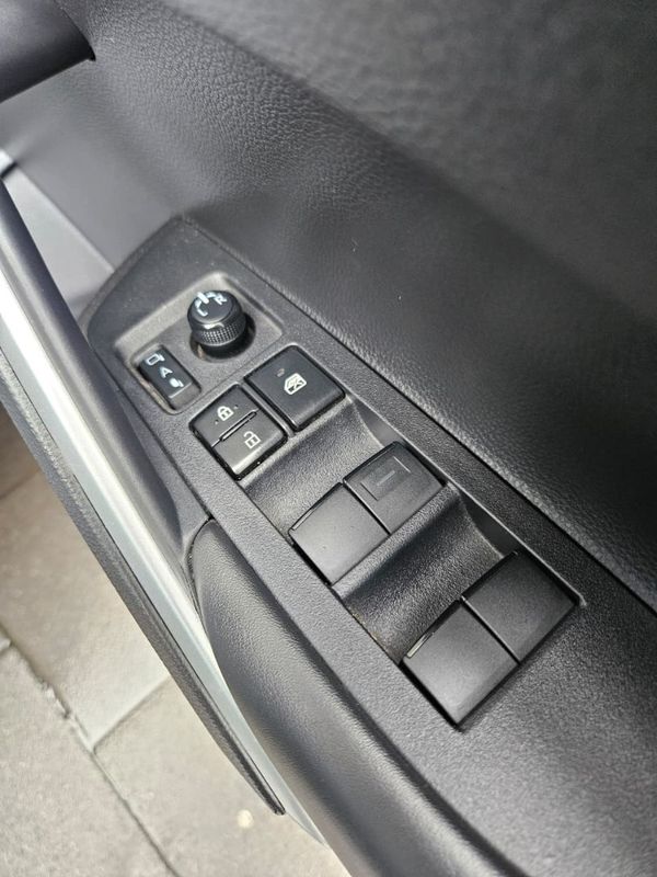 2022-Toyota-Corolla-Cross-18-XS image:9