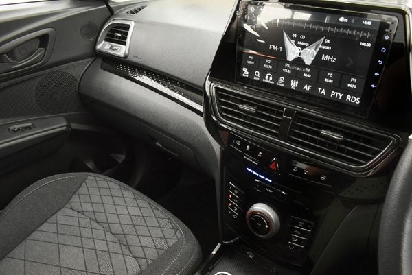 2025-Mahindra-XUV-3XO-12T-MX2 image:9