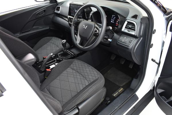 2025-Mahindra-XUV-3XO-12T-MX2 image:6