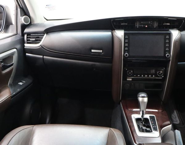 2020-Toyota-Fortuner-28-GD-6-Raised-Body-Auto image:5