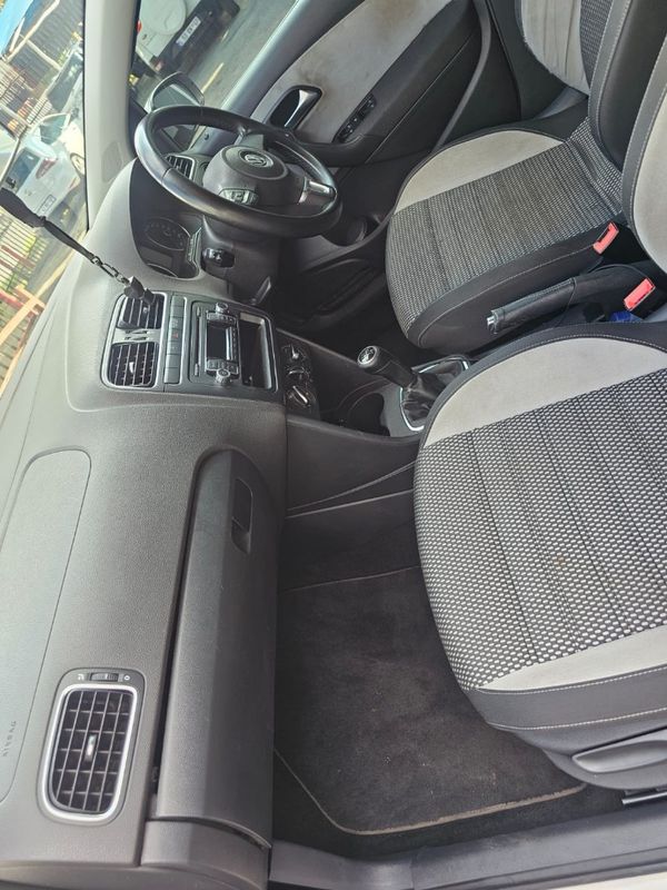 2012-Volkswagen-Polo-16-Cross-5-dr image:10