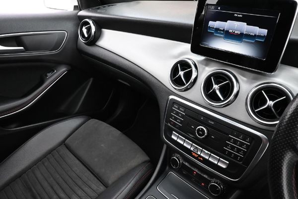 2018-Mercedes-Benz-GLA-200-Auto image:9