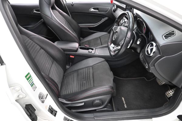 2018-Mercedes-Benz-GLA-200-Auto image:5