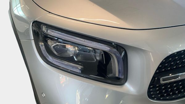 2021-Mercedes-Benz-GLB-220d-4Matic image:18