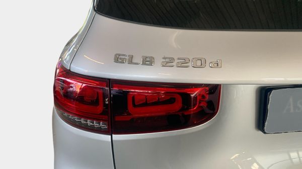 2021-Mercedes-Benz-GLB-220d-4Matic image:19