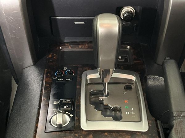 2015-Toyota-Land-Cruiser-200-45-D-V8-VX-Auto image:9