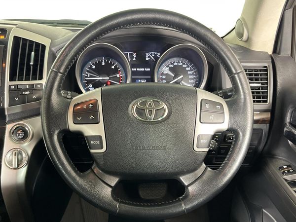 2015-Toyota-Land-Cruiser-200-45-D-V8-VX-Auto image:10