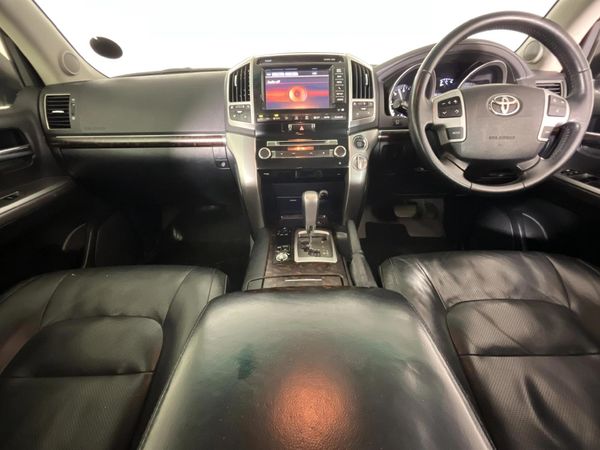 2015-Toyota-Land-Cruiser-200-45-D-V8-VX-Auto image:1