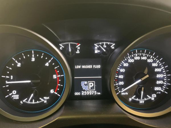 2015-Toyota-Land-Cruiser-200-45-D-V8-VX-Auto image:2