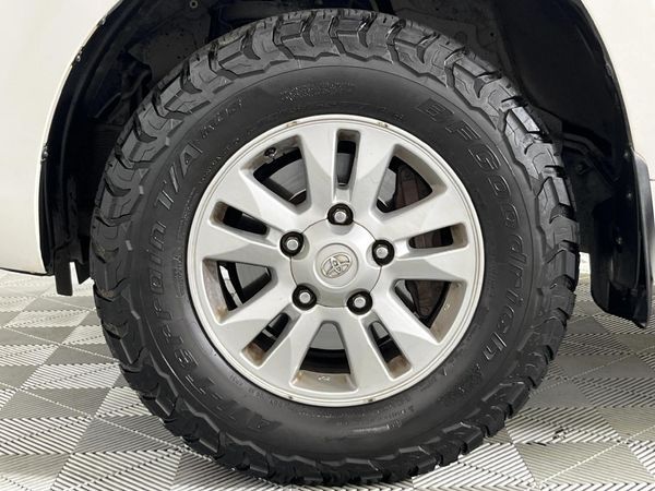 2015-Toyota-Land-Cruiser-200-45-D-V8-VX-Auto image:4