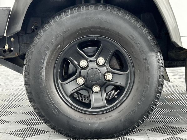 2013-Land-Rover-Defender-110-22D-Station-Wagon image:4