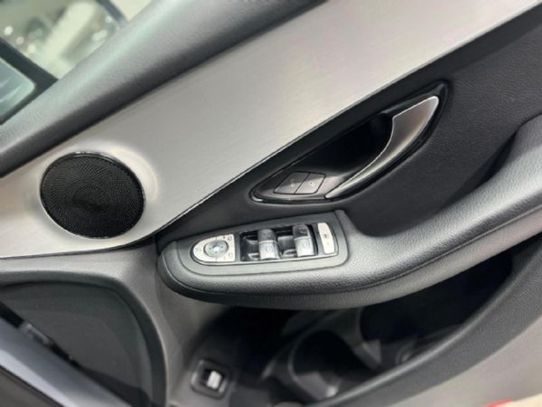 2022-Mercedes-Benz-GLC-220d-4Matic image:5