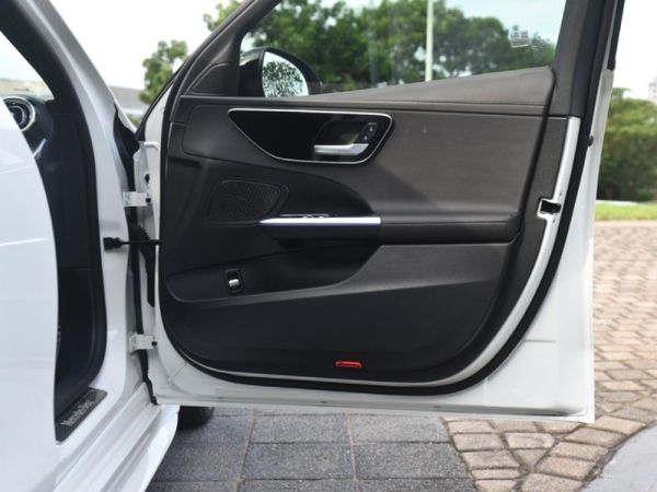 2022-Mercedes-Benz-C-Class-C-220d-Auto image:8