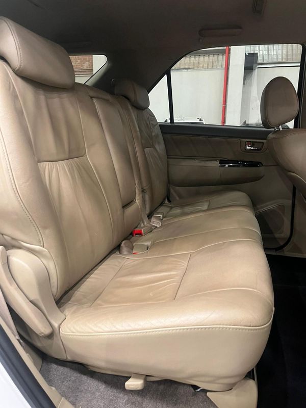 2011-Toyota-Fortuner-30-D-4D-Raised-Body image:11