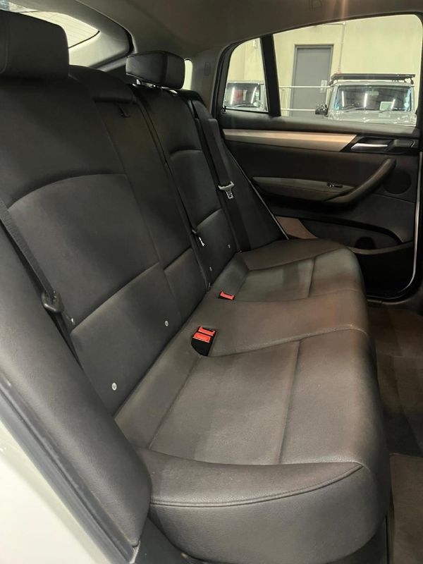 2017-BMW-X4-xDrive20d image:12