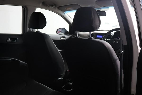 2015-Hyundai-Grand-i10-125-Motion image:9