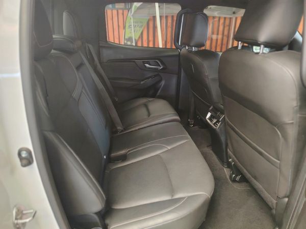 2022-Isuzu-D-Max-30-DDI-V-Cross-HR-4x4-Auto-Double-Cab image:17