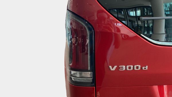 2026-Mercedes-Benz-V-Class-V300d-Exclusive image:15