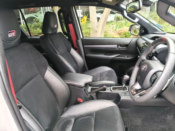 2025-Toyota-Hilux-28GD-6-GR-Sport-Double-Cab-4x4 image:10
