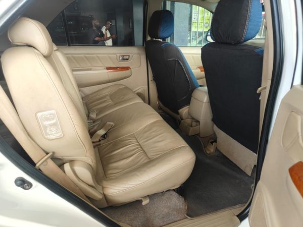 2012-Toyota-Fortuner-30-D-4D-Raised-Body image:11